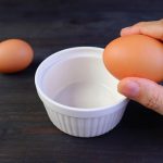 Chef Rekomendasikan Jangan Pecahkan Telur dengan Bibir Mangkuk, Kenapa?