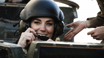 Kate Middleton Pakai Perlengkapan Militer Saat Kunjungan ke Akademi Pelatihan