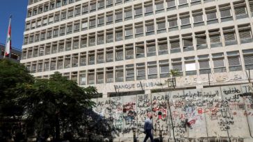 Seorang pria berjalan melewati gedung Bank Sentral, di Beirut, Lebanon 12 November 2020. REUTERS/Mohamed Azakir