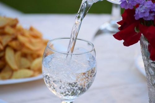 4 Kebiasaan Minum yang Bikin Terlihat Awet Muda