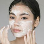 Ini Urutan Skincare Rutin Pagi dan Malam Hari yang Benar!