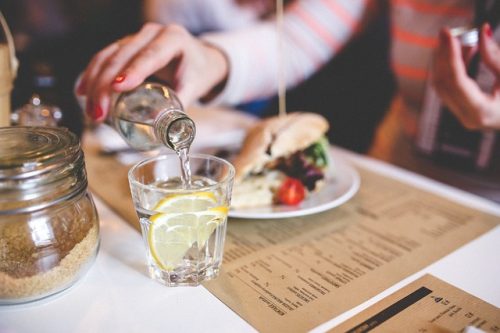 4 Kebiasaan Minum yang Bikin Terlihat Awet Muda