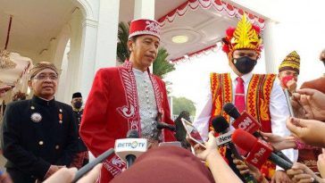Upacara HUT ke-77 RI, Presiden Jokowi Pakai Baju Adat Buton