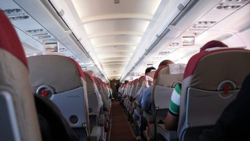 Mengapa Meja Harus Dilipat dan Kursi Ditegakkan saat Pesawat Take-off atau Landing?