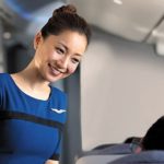 Mengapa Pramugari Sambut Penumpang di Pintu Pesawat? Ternyata Ini Alasan Sebenarnya!