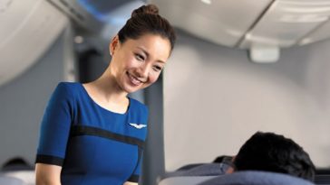 Mengapa Pramugari Sambut Penumpang di Pintu Pesawat? Ternyata Ini Alasan Sebenarnya!