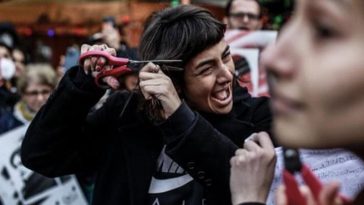 Wanita Iran Ramai-ramai Bakar Jilbab, Protes Aturan Wajib Hijab