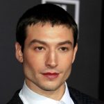 Ezra Miller Cari Pengobatan Sembuhkan Sakit Mentalnya