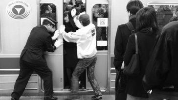 Di Jepang Ada Profesi Oshiya yang Bantu Dorong Penumpang Masuk ke Kereta