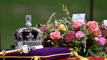 Ini yang Ditulis Raja Charles di Karangan Bunga Terakhir untuk Ibunya