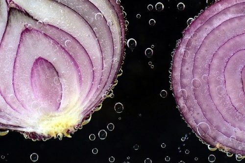 Meski Mengandung Nutrisi, Air Bawang Merah Tidak Selalu Baik untuk Kesehatan Rambut