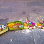 Ini Makna Sesajen Canang Sari di Bali yang Selalu Ditempatkan di Berbagai Tempat