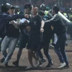 Tragedi di Stadion Kanjuruhan Malang, 129 Orang Meninggal Dunia - 'Saya Melihat Banyak Orang Terinjak-injak'