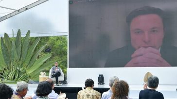 Elon Musk Senang Diberi Batik Sulawesi: Bagus, Saya Menyukainya