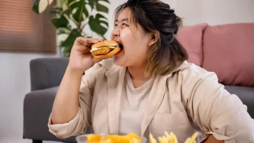 Kebiasaan Makan yang Harus Dihindari Saat Usia 40-an