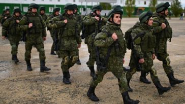 Viral, Tentara Rusia Santai Tangkap Bom dari Drone Ukraina dengan Tangan Kosong