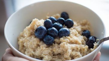 Hindari Menambahkan 2 Topping Ini pada Oatmeal