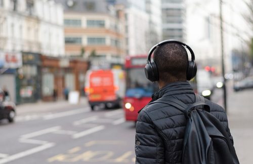 Studi WHO: 1,3 Miliar Anak Muda di Dunia Berisiko Kehilangan Pendengaran karena Headphone