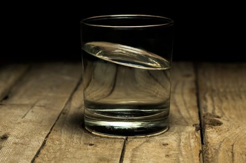 Lima Cara Minum Air Putih yang Benar