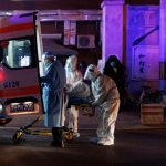 Rumah Sakit di Beijing Kewalahan Hadapi Gelombang Infeksi COVID-19
