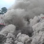 Semeru Erupsi Menerus, Luncuran Awan Panas Guguran 13 Kilometer