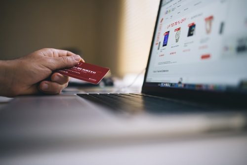 Kenali Bahaya Jika Menautkan Kartu Bank di Akun Belanja Online