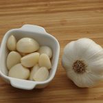 Benarkah Jerawat Membandel Bisa Hilang dengan Bawang Putih?