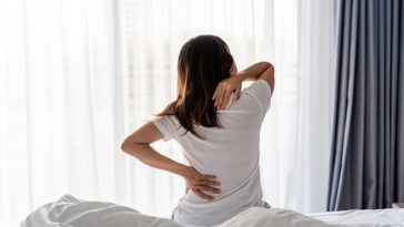 Sering Merasakan Sakit Punggung Ketika Bangun di Pagi Hari? Kenali Penyebabnya