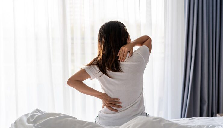 Sering Merasakan Sakit Punggung Ketika Bangun di Pagi Hari? Kenali Penyebabnya