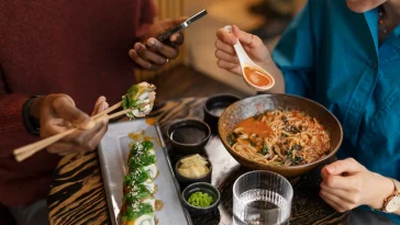 Lima Alasan Makanan di Restoran Terasa Lebih Enak