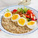 Resep Oatmeal Gurih Dengan Kale Dan Telur Rebus