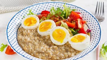 Resep Oatmeal Gurih Dengan Kale Dan Telur Rebus