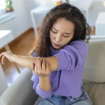 Penyebab Lutut dan Siku Menghitam, Hindari Produk Perawatan Kulit Ini