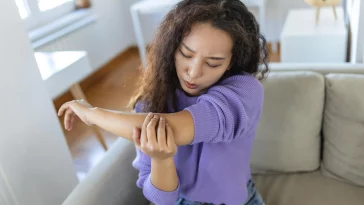 Penyebab Lutut dan Siku Menghitam, Hindari Produk Perawatan Kulit Ini
