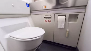 Benarkah Toilet Pesawat Buang Kotoran ke Langit? Pilot Beberkan Faktanya