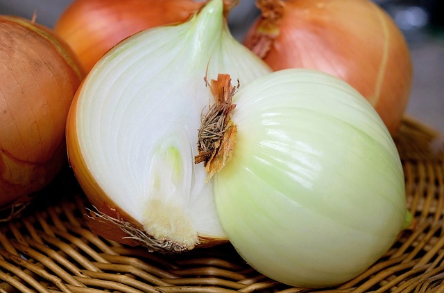 Coba 6 Trik Ini untuk Cegah Air Mata Saat Iris Bawang Bombai
