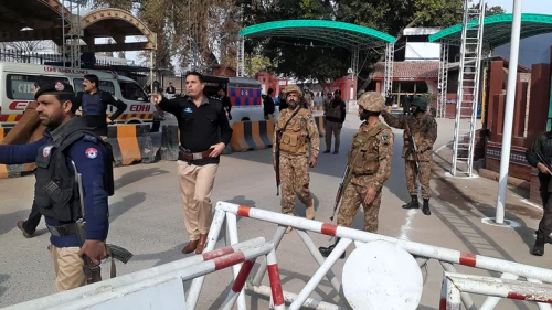 Pelaku Bom Bunuh Diri di Masjid Pakistan Berada di Shaf Paling Depan