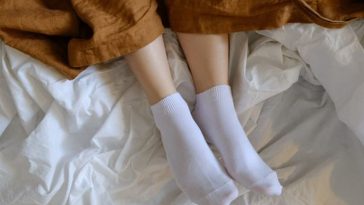 Lima Manfaat Tidur Menggunakan Kaus Kaki