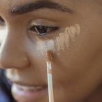 Jenis Concealer yang Tepat untuk Wanita Usia 40-an