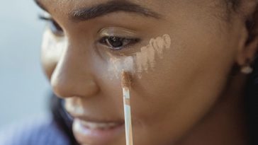 Jenis Concealer yang Tepat untuk Wanita Usia 40-an
