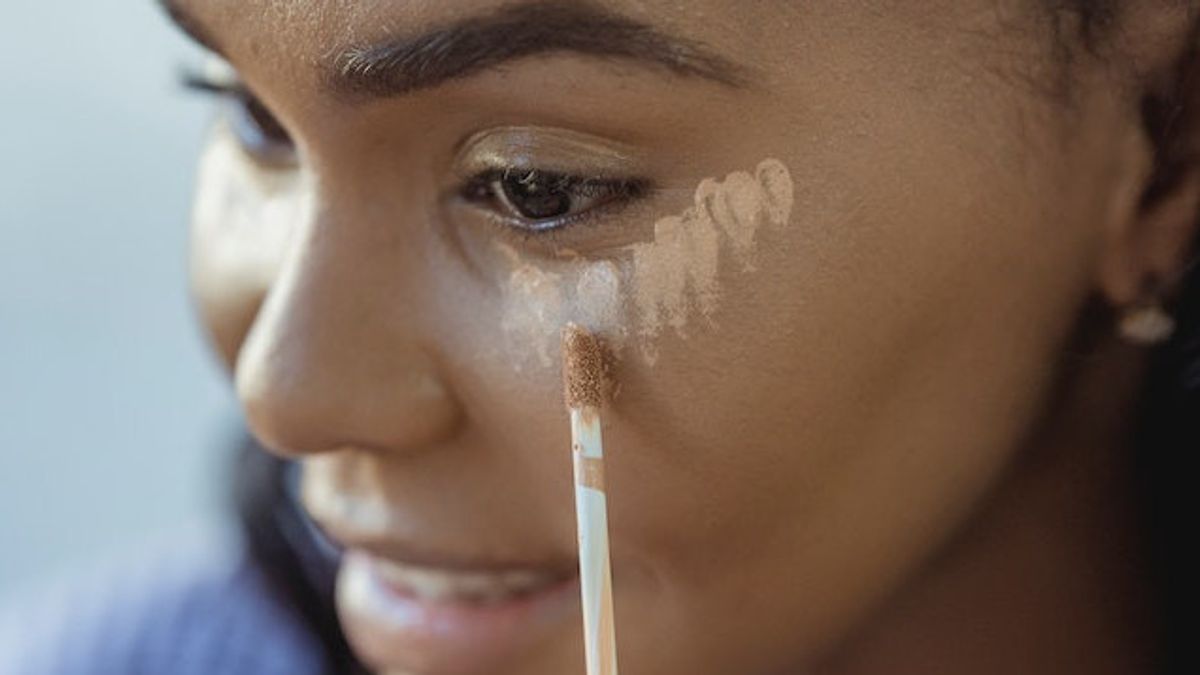 Jenis Concealer yang Tepat untuk Wanita Usia 40-an