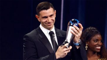 Emiliano Martinez Raih Penghargaan Kiper Terbaik FIFA, Begini Reaksi Kylian Mbappe