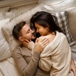 Tujuh Manfaat Pillow Talk dengan Pasangan, Tak Hanya Sekedar Ngobrol [Foto: Arthur Hidden/Freepik]