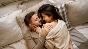 Tujuh Manfaat Pillow Talk dengan Pasangan, Tak Hanya Sekedar Ngobrol [Foto: Arthur Hidden/Freepik]