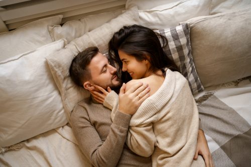Tujuh Manfaat Pillow Talk dengan Pasangan, Tak Hanya Sekedar Ngobrol [Foto: Arthur Hidden/Freepik]
