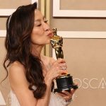 Michelle Yeoh Cetak Sejarah Oscar, Jadi Perempuan Asia Pertama yang Menang Aktris Terbaik