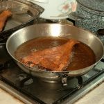 Tips Menggoreng Ikan Tanpa Minyak Meletup dan Lengket di Wajan