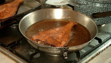 Tips Menggoreng Ikan Tanpa Minyak Meletup dan Lengket di Wajan