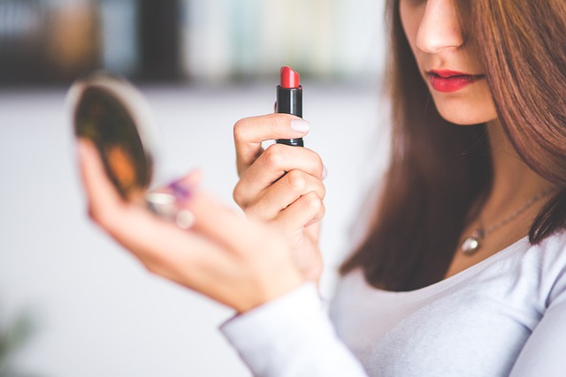 Sama-sama Bikin Bibir Mengkilap, Ini Bedanya Lip Lacquer dan Lip Gloss