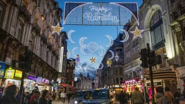 Pertama Kali dalam Sejarah, Ramadhan di London Meriah dengan Ornamen Islami
